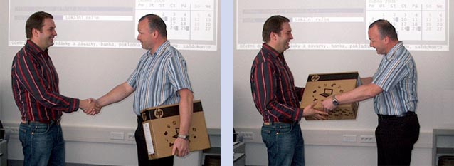 Předávání první ceny – notebooku výherci panu Mgr. Karlu Šotovi