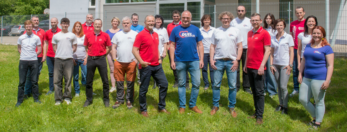 Zaměstnanci společnosti Ježek software s.r.o. před firemním sídlem.